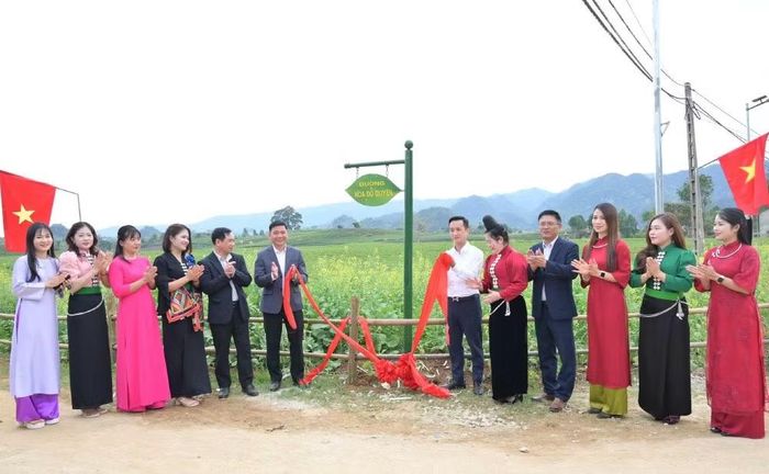 Tại ngày hội nông sản và các hoạt động văn hóa-du lịch xã Bình Thuận đã diễn ra lễ khánh thành đường hoa Đỗ Quyên. (Ảnh: VĂN NGỌC)