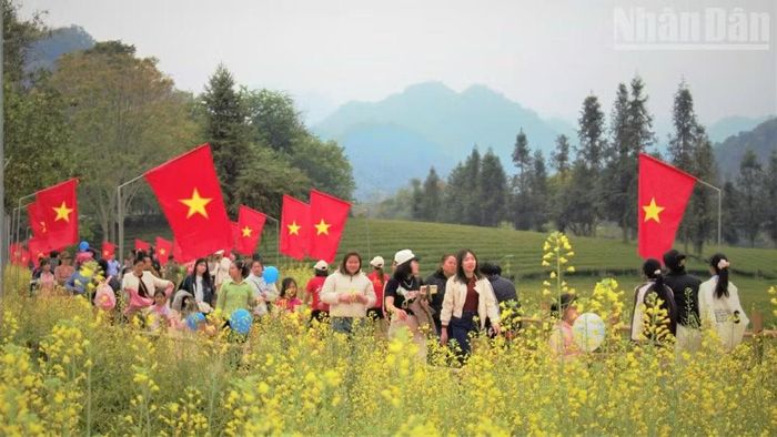 Ngày hội nông sản và các hoạt động văn hóa-du lịch năm 2026 xã Bình Thuận, tỉnh Sơn La thu hút hàng ngàn du khách và người dân tới tham dự. (Ảnh: QUỐC TUẤN)
