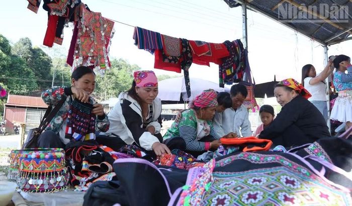Phiên chợ Pha Đin được tổ chức trong ngày hội nông sản và các hoạt động văn hóa-du lịch xã Bình Thuận, thu hút đông người dân và khách du lịch. (Ảnh: PHAN THẢO)