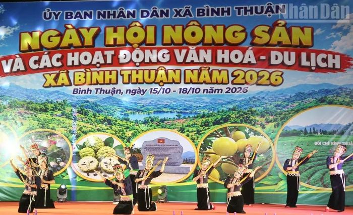 Chương trình văn nghệ khai mạc ngày hội nông sản và các hoạt động văn hóa-du lịch xã Bình Thuận có nhiều tiết mục văn nghệ đậm bản sắc văn hóa các dân tộc Tây Bắc. (Ảnh: PHAN THẢO)