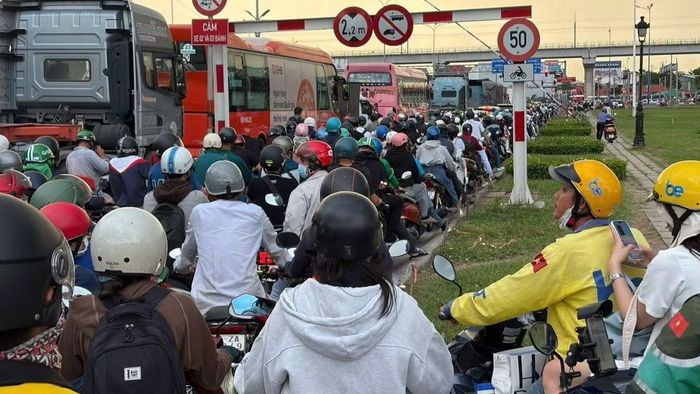 Kẹt xe đoạn nút giao An Phú. (Ảnh: VÕ LÊ)