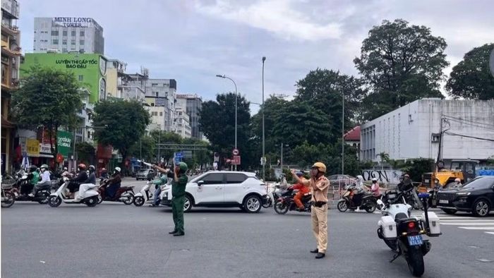 Lực lượng Cảnh sát Giao thông tham gia điều tiết và phân luồng giao thông tại trục đường Cách mạng Tháng Tám-Nguyễn Thị Minh Khai, phục vụ thi công tuyến Metro 2. (Ảnh: VÕ LÊ)