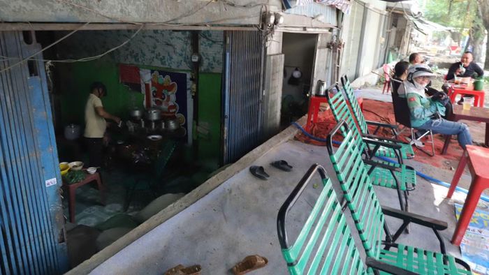 Nếu nâng đường mà không giải quyết bài toán tiêu thoát nước tổng thể cho cả lưu vực chung quanh, chúng ta chỉ đang biến vùng ngập này thành vùng ngập khác. Trong ảnh, nhiều căn nhà dọc mặt tiền đường Đặng Thùy Trâm đi lại và sinh hoạt bất tiện do nền nhà và mặt đường chênh nhau hơn 1m. (Ảnh: VÕ LÊ)