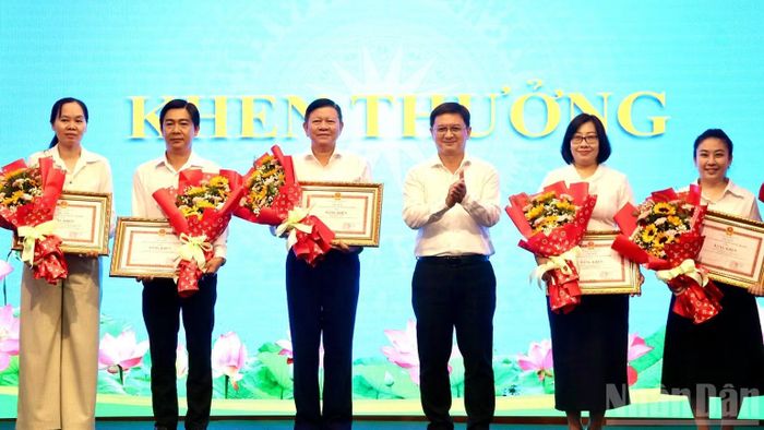 Các cá nhân có thành tích tiêu biểu trong chương trình trợ giúp người khuyết tật giai đoạn 2022-2025 được nhận Bằng khen của Chủ tịch Ủy ban nhân dân Thành phố. (Ảnh: Vương Lê)