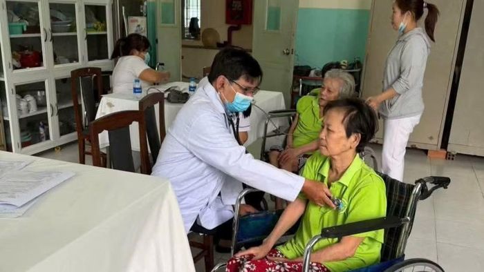 Phường Thới An tổ chức khám sức khỏe tổng quát cho các cụ tại Trung tâm Nuôi dưỡng Bảo trợ Người bại liệt Thạnh Lộc. (Nguồn: Trạm Y tế phường Thới An)