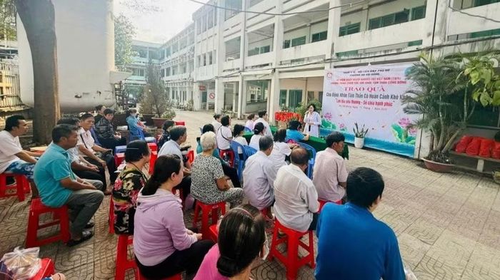 Trạm Y tế phường An Hội Đông trao quà cho các bệnh nhân tâm thần có hoàn cảnh khó khăn. (Nguồn: Trạm Y tế phường An Hội Đông)