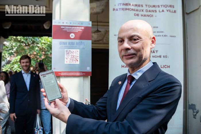Đại sứ Didier Le Bret đánh giá cao Hà Nội khi đang nỗ lực tìm kiếm điểm cân bằng tương tự giữa tốc độ phát triển kinh tế nhanh chóng và việc bảo tồn kho tàng di sản cho thế hệ mai sau.