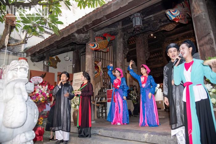 Tiết mục biểu diễn âm nhạc truyền thống chào mừng các đại biểu tại không gian trầm mặc của đình Kim Ngân.