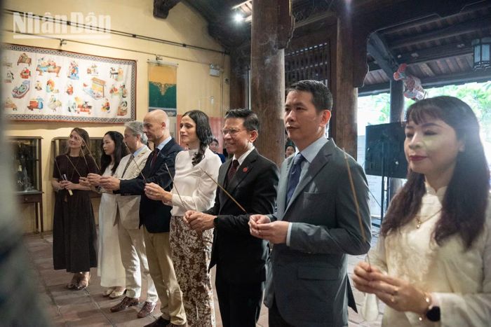 Nghi thức dâng hương trong không gian tâm linh trang trọng.