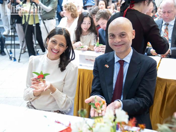 Các đại biểu thưởng thức tiết mục biểu diễn văn nghệ truyền thống kết hợp với tục mời trầu têm hình cánh phượng.