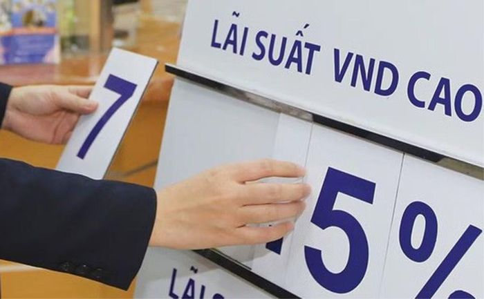 Ngân hàng Nhà nước yêu cầu giảm lãi suất cho vay khách hàng, trong đó tập trung giảm từ 1,5-2%/năm đối với lĩnh vực sản xuất, kinh doanh và lĩnh vực ưu tiên. (Ảnh: HỒNG LONG).