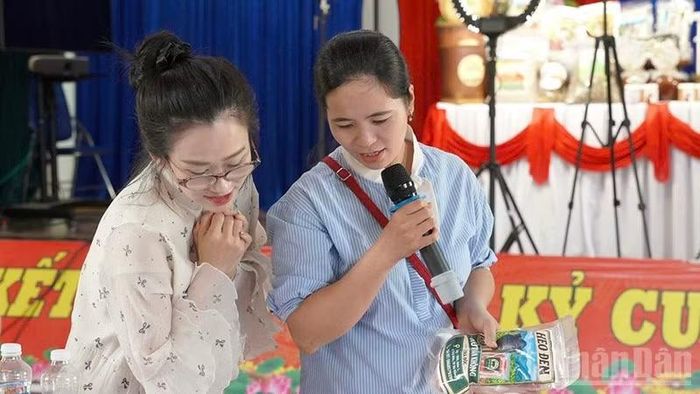 Các hộ kinh doanh, hợp tác xã, nông dân và thanh niên của địa phương háo hứng khi tham gia chương trình tập huấn. (Ảnh: TRÀ ĐỐC)