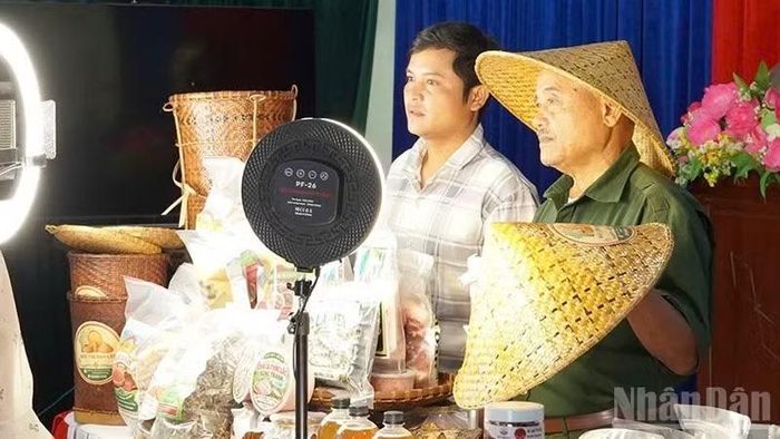 Các hộ kinh doanh, hợp tác xã, nông dân và thanh niên của địa phương tham gia hoạt động thực hành livestream bán hàng trên nền tảng TikTok. (Ảnh: TRÀ ĐỐC)