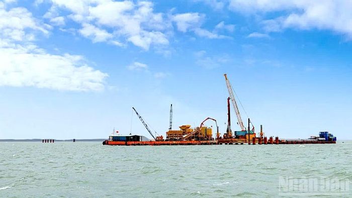 Sà-lan cẩu trọng tải lớn và thiết bị khoan cọc nhồi chuyên dụng thi công trụ cầu vượt biển ra đảo Hòn Khoai. (Ảnh: HỮU TÙNG)