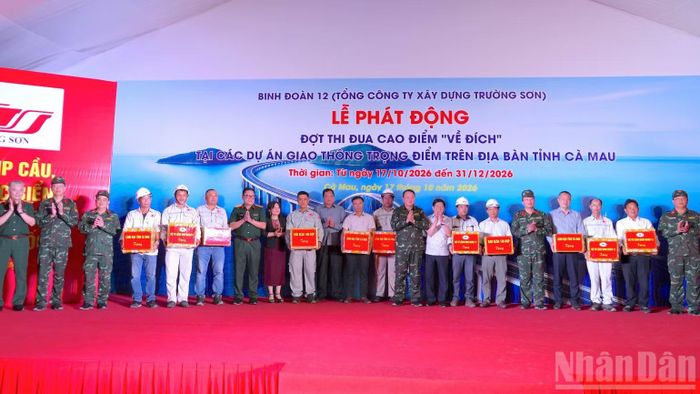Các đồng chí lãnh đạo tỉnh Cà Mau tặng quà động viên các đơn vị thi công các công trình trọng điểm tại lễ phát động vào chiều muộn 17/10. (Ảnh: HỮU TÙNG)
