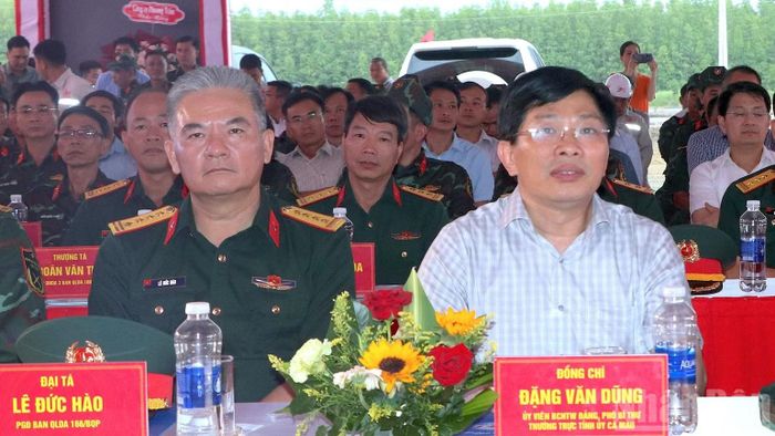 Đồng chí Đặng Văn Dũng, Ủy viên Trung ương Đảng, Phó Bí thư Thường trực Tỉnh ủy Cà Mau (bàn đầu, bên phải) dự lễ phát động thi đua cao điểm “75 ngày đêm về đích” các công trình trọng điểm. (Ảnh: HỮU TÙNG)