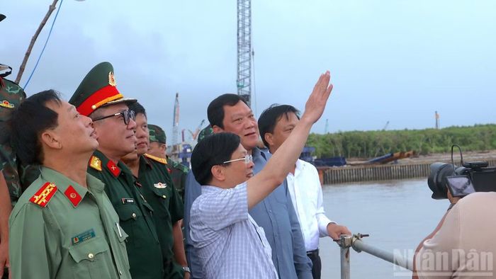 Đồng chí Đặng Văn Dũng, Ủy viên Trung ương Đảng, Phó Bí thư Thường trực Tỉnh ủy Cà Mau (chỉ tay) kiểm tra thực địa công trường trọng điểm đang triển khai trên địa bàn xã Đất Mũi, tỉnh Cà Mau. (Ảnh: HỮU TÙNG)