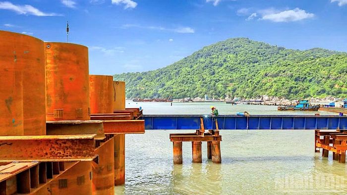 Lực lượng thi công ngày đêm bám công trường để đẩy nhanh tiến độ các công trình trọng điểm tại khu vực đảo Hòn Khoai. (Ảnh: HỮU TÙNG)