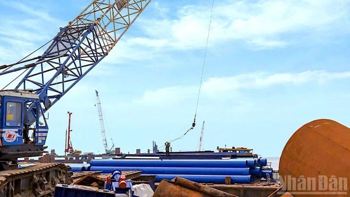 Thiết bị hiện đại phục vụ thi công cầu nối đất liền với đảo Hòn Khoai. (Ảnh: HỮU TÙNG)