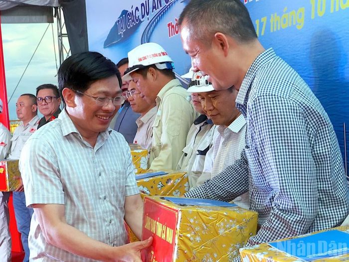 Phó Bí thư Thường trực Tỉnh ủy Cà Mau Đặng Văn Dũng tặng quà động viên các đơn vị thi công 3 dự án trọng điểm tại tỉnh Cà Mau do Ban Quản lý dự án 166 (Bộ Quốc phòng) làm chủ đầu tư. (Ảnh: HỮU TÙNG)