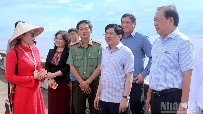 Phó Bí thư Thường trực Tỉnh ủy Cà Mau Đặng Văn Dũng (đeo kính, thứ 3 từ phải qua) khảo sát khu vực bãi bồi ven biển xã Đất Mũi. (Ảnh: HỮU TÙNG)