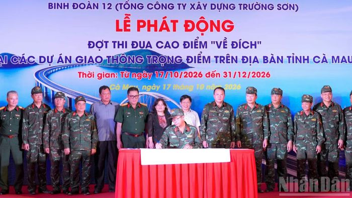 Các đồng chí lãnh đạo tỉnh Cà Mau và Tư lệnh Binh đoàn 12 chứng kiến các đơn vị ký kết thi đua cao điểm 75 ngày đêm về đích các công trình trọng điểm đạt mục tiêu giải ngân năm 2026. (Ảnh: HỮU TÙNG)
