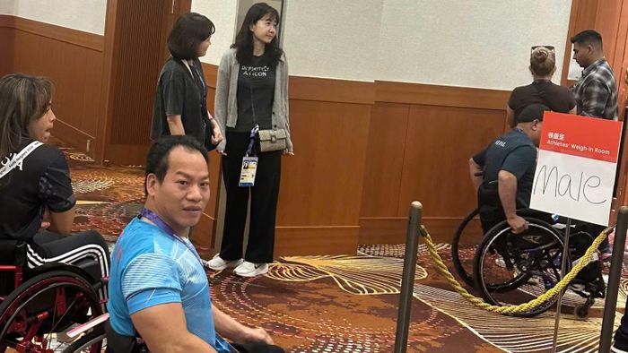 Vận động viên Cử tạ người khuyết tật Việt Nam Lê Văn Công làm thủ tục cân kiểm tra trước thi đấu. (Ảnh: Đoàn Thể thao người khuyết tật Việt Nam)
