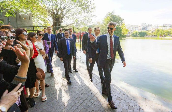 Thái tử Đan Mạch Frederik (nay là Nhà vua Đan Mạch Frederik X) vẫy chào người dân khi đi dạo quanh Hồ Gươm nhân dịp sang thăm Việt Nam tháng 11/2022. (Ảnh do Đại sứ Lương Thanh Nghị cung cấp)