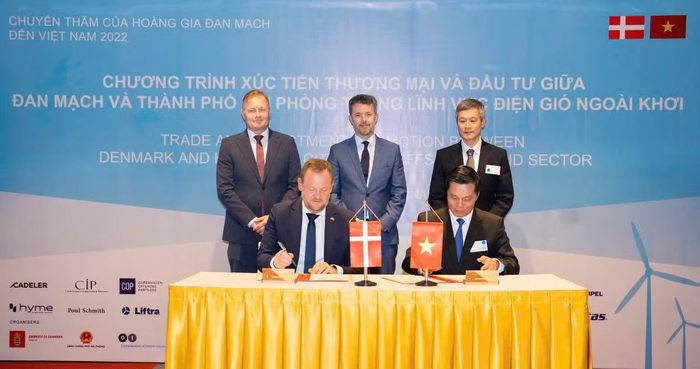 Lễ ký kết Biên bản ghi nhớ hợp tác giữa thành phố Hải Phòng và thành phố Esbjerg Đan Mạch về xây dựng cơ sở hạ tầng phục vụ phát triển điện gió ngoài khơi, tháng 11/2022 với sự chứng kiến của Nhà Vua Đan Mạch Frederik (khi đó là Thái tử). (Ảnh: Đại sứ Lương Thanh Nghị cung cấp)