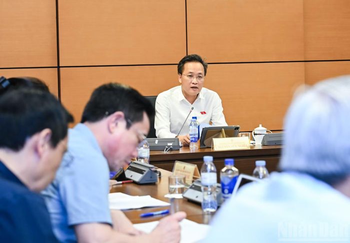 Đại biểu Quốc hội tỉnh Hưng Yên Nguyễn Hữu Nghĩa phát biểu thảo luận tại Tổ 6 (gồm đoàn đại biểu Quốc hội tỉnh Tây Ninh và Hưng Yên). (Ảnh: DUY LINH)