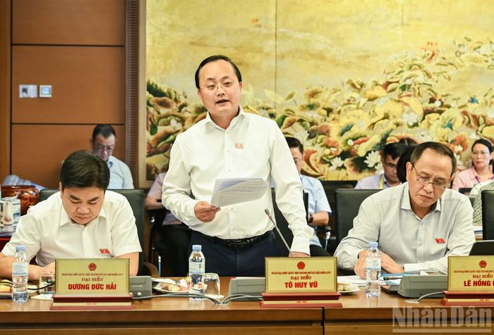 Đại biểu Quốc hội thành phố Hà Nội Tô Huy Vũ phát biểu thảo luận tại tổ. (Ảnh: DUY LINH)