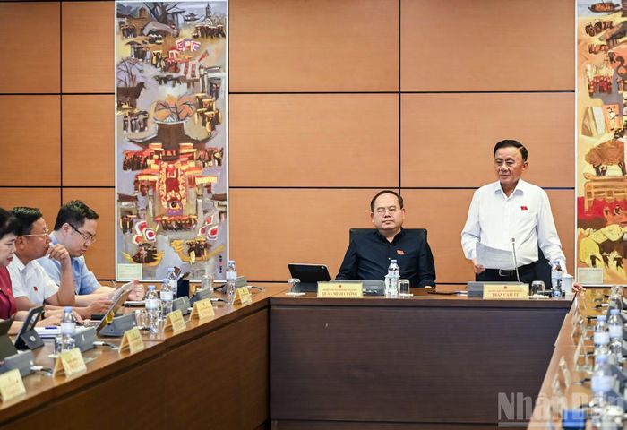 Thường trực Ban Bí thư Trần Cẩm Tú phát biểu thảo luận tại Tổ 5 (gồm đoàn đại biểu Quốc hội thành phố Quảng Ninh, Đà Nẵng và tỉnh Cao Bằng). (Ảnh: DUY LINH)