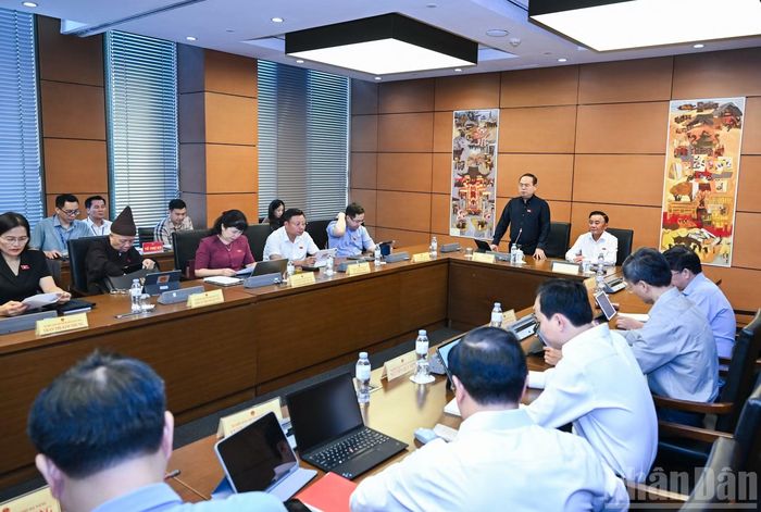 Quang cảnh phiên thảo luận tại Tổ 5 (gồm đoàn đại biểu Quốc hội thành phố Quảng Ninh, Đà Nẵng và tỉnh Cao Bằng). (Ảnh: DUY LINH)