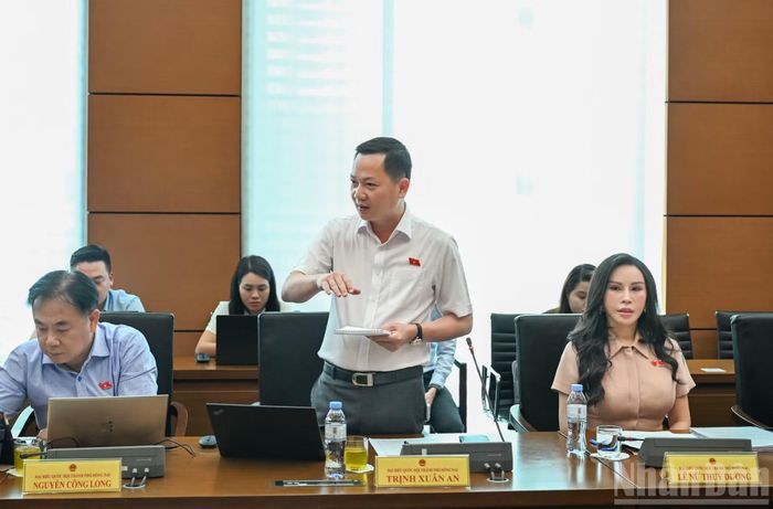 Đại biểu Quốc hội Thành phố Đồng Nai Trịnh Xuân An phát biểu thảo luận tại tổ. (Ảnh: DUY LINH)