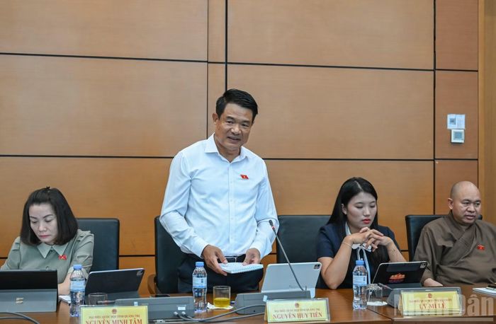 Đại biểu tỉnh Quảng Trị Nguyễn Huy Tiến phát biểu thảo luận tại tổ. (Ảnh: DUY LINH)