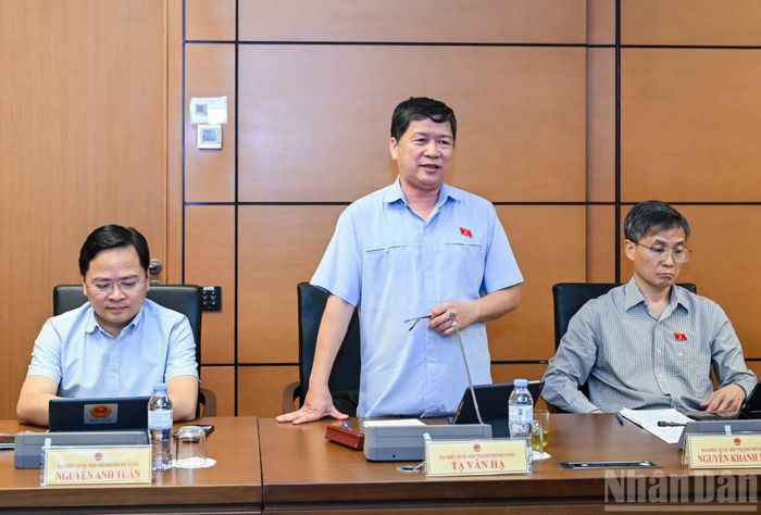 Đại biểu Quốc hội thành phố Đà Nẵng Tạ Văn Hạ phát biểu thảo luận tại tổ. (Ảnh: DUY LINH)