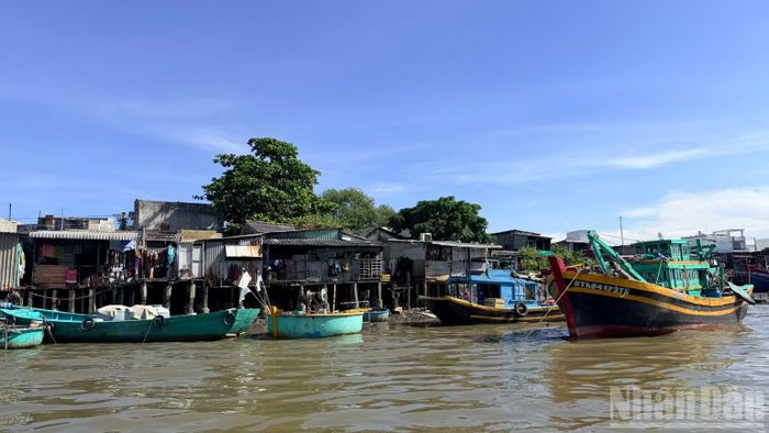 Nhiều nhà dân xây dựng tạm bợ đã nhiều năm trước. (Ảnh: THANH HẢI)