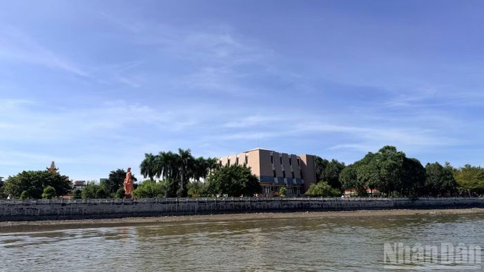 Một đoạn kè được làm đã góp phần chỉnh trang đô thị. (Ảnh: THANH HẢI)