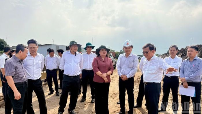 Lãnh đạo Tỉnh ủy và Ủy ban nhân dân tỉnh Tây Ninh cùng các Sở, ngành kiểm tra, giám sát tiến độ thi công đường dẫn vào 3 cầu nằm trên đường tỉnh 827E. (Ảnh: THANH PHONG)