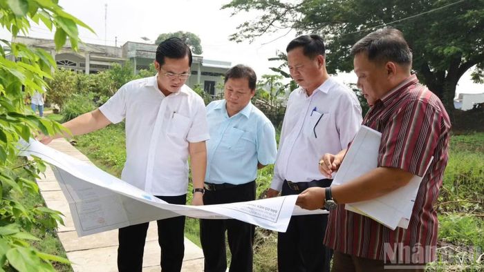 Lãnh đạo phường Kiến Tường kiểm tra tiến độ giải phóng mặt bằng đường Tân An-Bình Hiệp. (Ảnh: THANH PHONG)