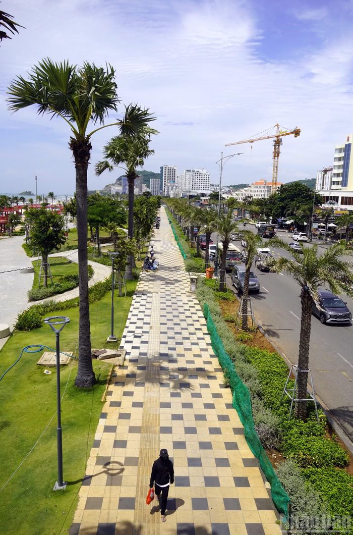 Lối đi bộ sát đường Thùy Vân trong Công viên Thùy Vân. (Ảnh: Lê Đình Thìn)