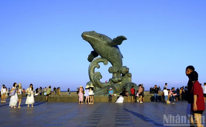 Tượng cá Ông trong Công viên Thùy Vân. (Ảnh: Lê Đình Thìn)