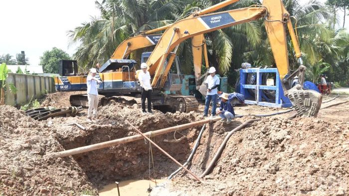 Kiểm tra tiến độ triển khai ống truyền tải của dự án nhà máy nước thô liên vùng tỉnh Đồng Tháp-Tây Ninh-Vĩnh Long. (Ảnh: NGUYỄN SỰ)