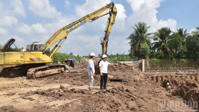 Kiểm tra công tác triển khai xây dựng trạm nước thô. (Ảnh: NGUYỄN SỰ)