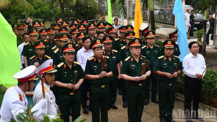 Đại biểu thắp hương tưởng niệm các anh hùng liệt sĩ tại Bia tưởng niệm truyền thống Cơ quan Chính trị Quân khu 8. (Ảnh: THANH PHONG)