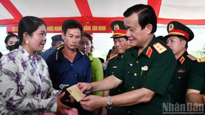 Lãnh đạo Tổng cục Chính trị Quân đội nhân dân Việt Nam trao quà cho người dân xã Nhơn Ninh có hoàn cảnh khó khăn.(Ảnh: THANH PHONG)