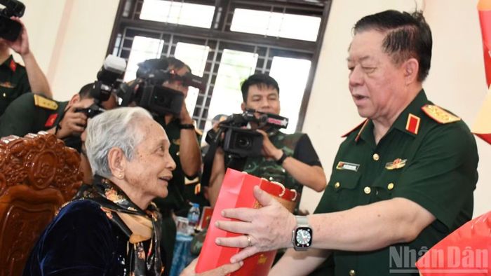 Đại tướng Nguyễn Trọng Nghĩa tặng quà tri ân Mẹ Việt Nam Anh hùng Võ Thị Út, xã Nhơn Ninh, tỉnh Tây Ninh, (Ảnh: THANH PHONG)