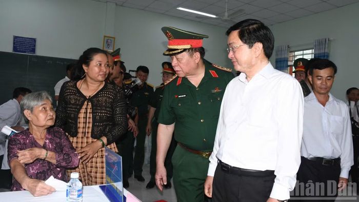 Đại tướng Nguyễn Trọng Nghĩa và Bí thư Tỉnh ủy Tây Ninh Nguyễn Văn Quyết thăm hỏi người dân khám sức khỏe tại chương trình. (Ảnh: THANH PHONG)