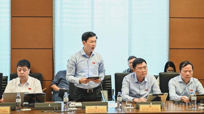 Đại biểu Nguyễn Hoàng Tùng (Đoàn Quảng Trị) thảo luận tổ. (Ảnh: DUY LINH)