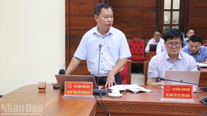 Đại diện lãnh đạo Đài Khí tượng thủy văn Đắk Lắk thông tin về tình hình thời tiết, thủy văn tại hội nghị. (Ảnh: CÔNG LÝ)